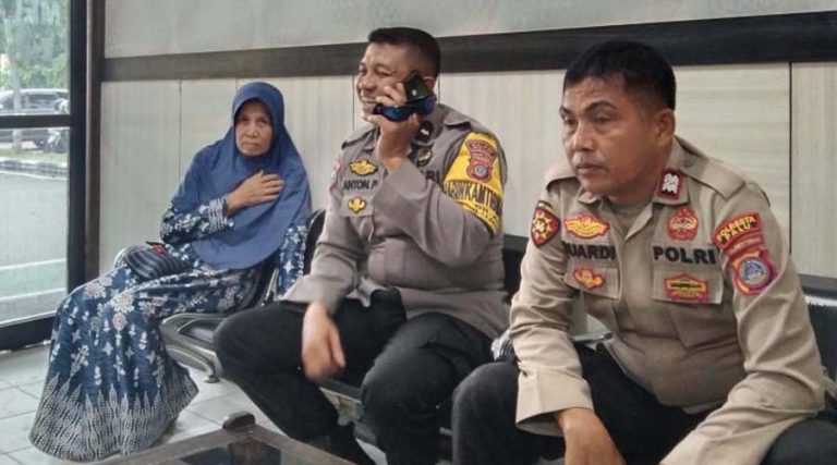 Keluarga korban (kiri) melapor di SKPT Polresta Palu terkait pembusuran misterius terhadap aanggota keluarganya di Palu, Rabu (24/4/2024). Foto: Humas Polresta Palu)