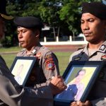 Kapolres Sigi, AKBP Reja Simanjuntak (kiri) mencoret foto personelnya yang dipecat dari intitusi Polri dalam upacara PTDH di Mapolres Sigi, Senin (22/4/2024). (Foto: Humas Polres Sigi)