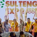 Wagub Sulteng Ma'mun Amir (ketiga kiri) bersama wakil ketua DPRD Sulteng Nur Rahmatu (kedua kiri), Direktur Pengembangan Potensi Daerah BKPM Suhartono (ketiga kanan), Kepala Perwakilan BI SUlteng Rony Hartawan, Kakanwil Kemenkumham Sulteng Hermansyah Siregar (kiri), dan Plh Kepala BPMPTSP Sulteng Saldy Lesnusa menancapkan bendera ke replika megalit menandai pembukaan Sulteng Expo 2024 di Sirkuti Panggona, Palu, Kamis (25/4/2024). (Foto: Tangkapan layar)