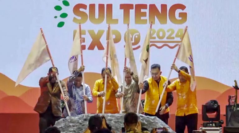 Wagub Sulteng Ma'mun Amir (ketiga kiri) bersama wakil ketua DPRD Sulteng Nur Rahmatu (kedua kiri), Direktur Pengembangan Potensi Daerah BKPM Suhartono (ketiga kanan), Kepala Perwakilan BI SUlteng Rony Hartawan, Kakanwil Kemenkumham Sulteng Hermansyah Siregar (kiri), dan Plh Kepala BPMPTSP Sulteng Saldy Lesnusa menancapkan bendera ke replika megalit menandai pembukaan Sulteng Expo 2024 di Sirkuti Panggona, Palu, Kamis (25/4/2024). (Foto: Tangkapan layar)