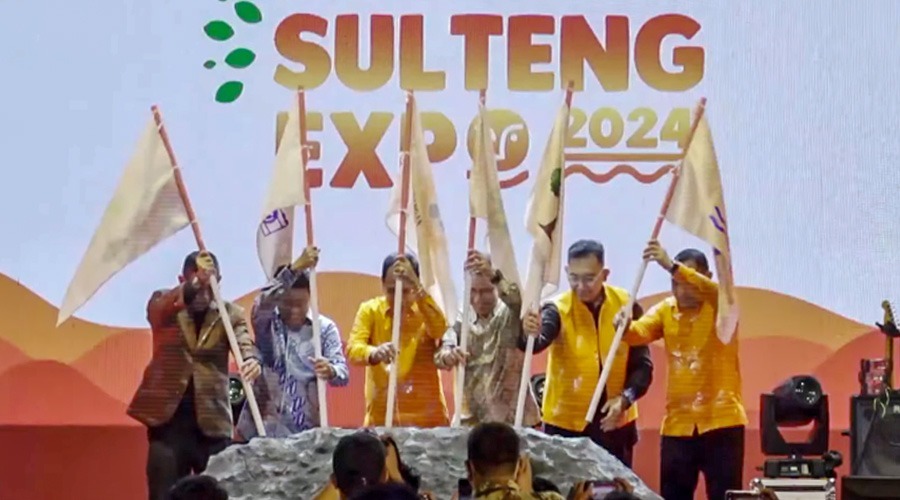 Wagub Sulteng Ma'mun Amir (ketiga kiri) bersama wakil ketua DPRD Sulteng Nur Rahmatu (kedua kiri), Direktur Pengembangan Potensi Daerah BKPM Suhartono (ketiga kanan), Kepala Perwakilan BI SUlteng Rony Hartawan, Kakanwil Kemenkumham Sulteng Hermansyah Siregar (kiri), dan Plh Kepala BPMPTSP Sulteng Saldy Lesnusa menancapkan bendera ke replika megalit menandai pembukaan Sulteng Expo 2024 di Sirkuti Panggona, Palu, Kamis (25/4/2024). (Foto: Tangkapan layar)