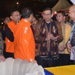 Kakanwil Kemenkumham SUlteng, Hermansyah Siregar (ketiga kanan) bersama Kepala Perwakilan Bank Indonesia Sulteng, Rony Hartawan (kedua kiri), Kadis Infokom Santik Sulteng, Sudaryano Lamangkona (kiri) nernincang dengan Wagub Sulteng, Ma'mun AMir (tengah) saat meninaju stand usai pembukaanSulteng Expo 2024 di Sirkuti Panggona, Palu, Kamis (25/4/2024) malam. (Foto: dok/ist)