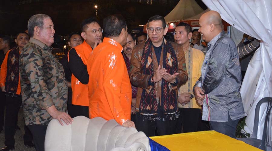 Kakanwil Kemenkumham SUlteng, Hermansyah Siregar (ketiga kanan) bersama Kepala Perwakilan Bank Indonesia Sulteng, Rony Hartawan (kedua kiri), Kadis Infokom Santik Sulteng, Sudaryano Lamangkona (kiri) nernincang dengan Wagub Sulteng, Ma'mun AMir (tengah) saat meninaju stand usai pembukaanSulteng Expo 2024 di Sirkuti Panggona, Palu, Kamis (25/4/2024) malam. (Foto: dok/ist)