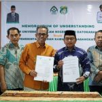 Rektor UIN Datokarama, Lukman S Thahir (keempat kiri) bersama Bupati Pasangkayu Yaumil Ambo Djiwa, menegang naskah MoU yang baru ditekennya di Rektorat UIN Datokrama Palu, Kamis (4/4/2024). (Foto: Humsa UIN Datokarama)