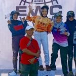 Vionisa Andrio (tengah) melakukan selebrasiat setelah meraih podium pertama pada ajang kejuaraan balap Sepeda Enduro Walikota Cup yang digelar di Palopo, Sulawesi Selatan, 27-28 April 2024. (Foto: ISSI Kota Palu)