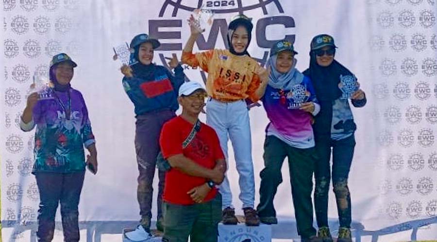 Vionisa Andrio (tengah) melakukan selebrasiat setelah meraih podium pertama pada ajang kejuaraan balap Sepeda Enduro Walikota Cup yang digelar di Palopo, Sulawesi Selatan, 27-28 April 2024. (Foto: ISSI Kota Palu)
