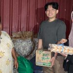 Tim Gerakan bakubantu menyerahkan paket lebaran kepada warga kurang mampu di Palu, Jumat (5/4/2024). (Foto: Ist)