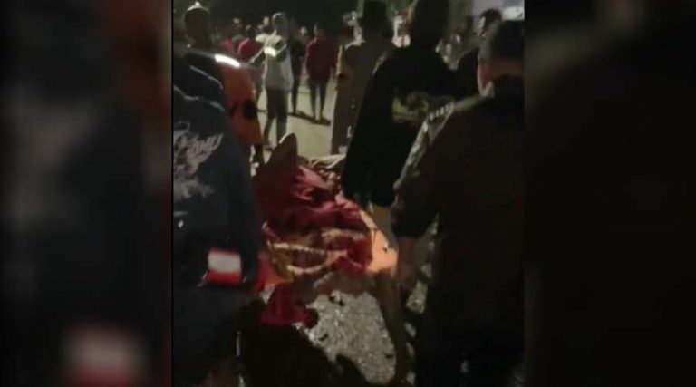 Warga mengevakuasi korban yang terseret air banjir dan berhasil diselamatkan di Desa Balongga, Sigi, Kamis (18/4/2024) dinihari. (Foto: capture video from facebook/@Afrizal Gereuw)