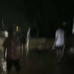 Warga berada di lokasi banjir lumpur di Desa Balongga, Dolo Selatan, Sigi, Rabu (17/4/2024) malam. (Capture video from Facebook/@Afrizal Gereuw)