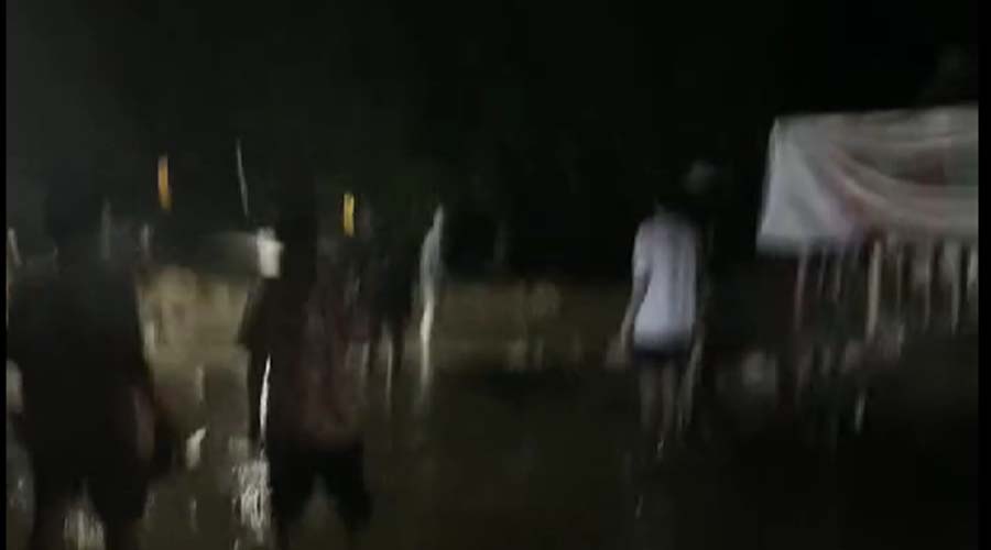 Warga berada di lokasi banjir lumpur di Desa Balongga, Dolo Selatan, Sigi, Rabu (17/4/2024) malam. (Capture video from Facebook/@Afrizal Gereuw)