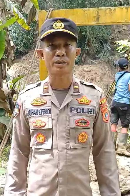 Kapolsek Kulawi, Ipda Johan Efendi di lokasi jembatan putus di Pipikoro. (Foto: Humas Polres Sigi)