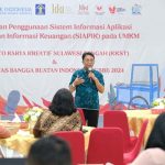 Instruktur menyampaikan materi pada pelatihan SIAPIK dan edukasi Digital Financing Service di Gedung Kasiromu, BI SUlteng, Palu, Jumat (19/4/2024). (Foto: HO-BI Sutleng)