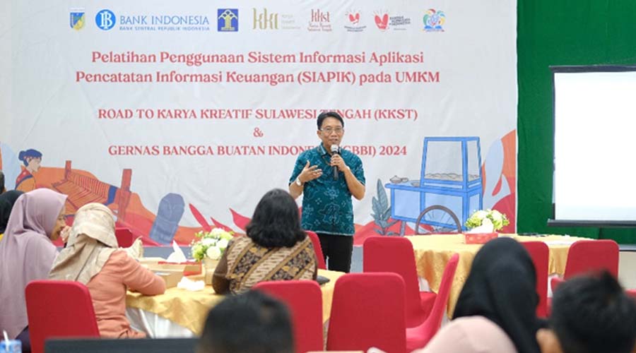 Instruktur menyampaikan materi pada pelatihan SIAPIK dan edukasi Digital Financing Service di Gedung Kasiromu, BI SUlteng, Palu, Jumat (19/4/2024). (Foto: HO-BI Sutleng)