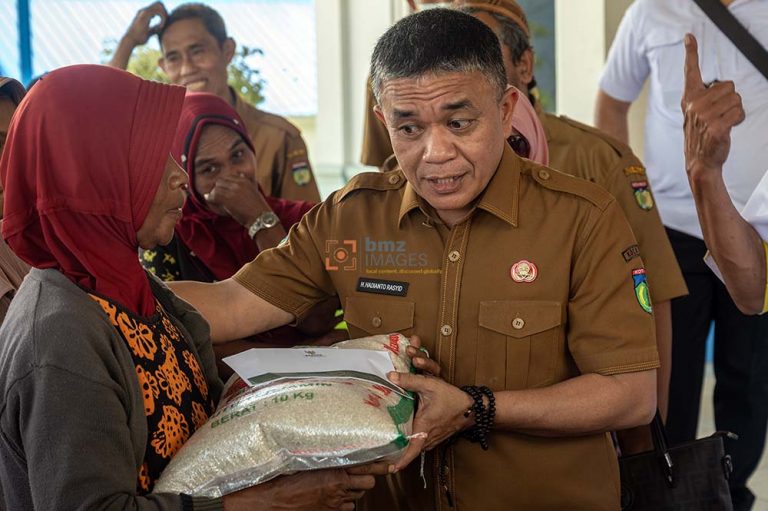 Wali Kota Palu Hadianto Rasyid (kanan) berdialog dengan seorang pemulung usai menyerahkan bantuan beras di kawasan Tempat Pembuangan Akhir (TPA) sampah Kawatuna di Palu, Sulawesi Tengah, Selasa (2/4/2024). Badan Amil Zakat Nasional (Baznas) Kota Palu menyalurkan bantuan beras kepada 200 pemulung yang ada di kawasan itu masing-masing sebanyak 10 kilogram yang diharapkan dapat membantu memuhi kebutuhan pangannya memasuki lebaran Idul Fitri 1445 H. bmzIAMGES/Basri Marzuki