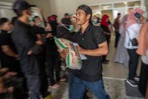 Giliran Tenaga Honorer RS Anutapura dapat Bantuan Beras