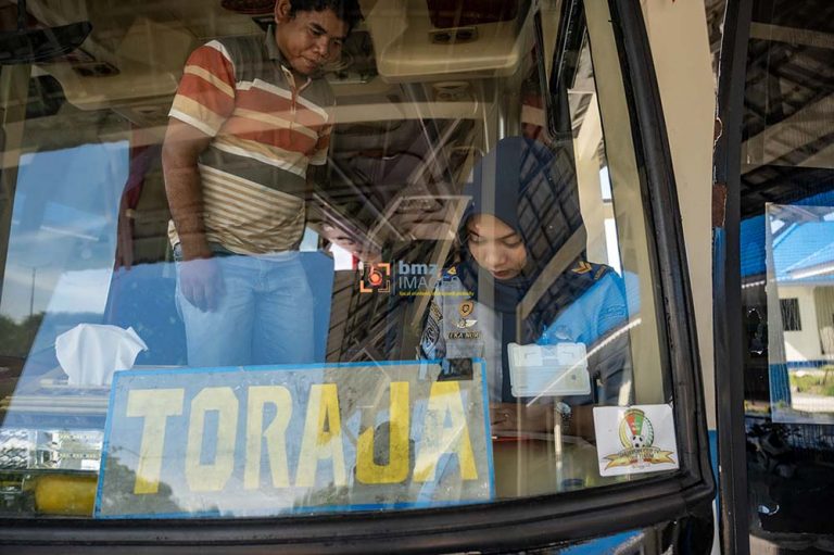 Petugas memeriksa kelengkapan administrasi sebuah bus angkutan mudik sebelum berangkat dan mengangkut penumpang di Terminal Angkutan Darat Mamboro, Palu, Sulawesi Tengah, Rabu (3/4/2024).