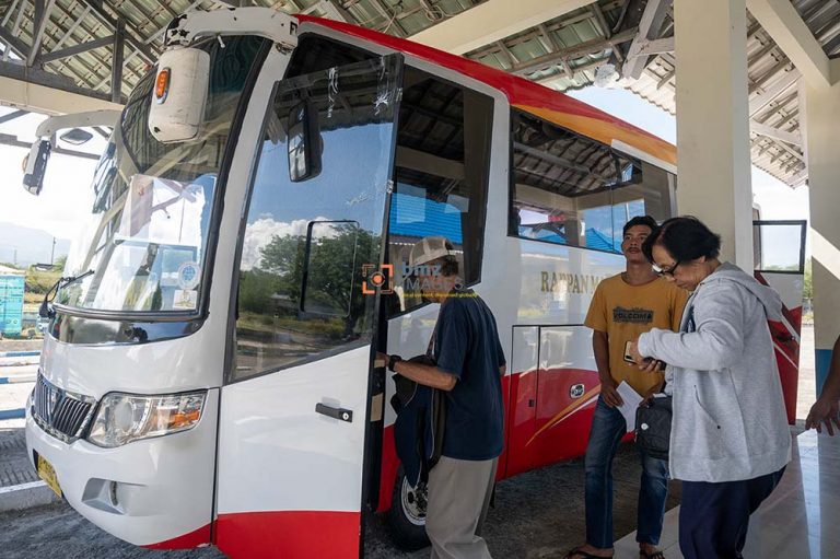 Sejumlah penumpang menaiki angkutan bus mudik rute Palu-Toraja usai diinspeksi petugas di Terminal Angkutan Darat Mamboro, Palu, Sulawesi Tengah, Rabu (3/4/2024).