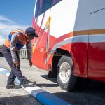 Petugas memeriksa ban angkutan bus mudik rute Palu-Toraja di Terminal Angkutan Darat Mamboro, Palu, Sulawesi Tengah, Rabu (3/4/2024). Dinas Perhubungan setempat menerapkan aturan inspeksi bagi setiap bus angkutan mudik sebelum mengangkut penumpang dan sebelum berangkat untuk memastikan kelayakan jalan dan kelancaran selama perjalanan. bmzIMAGES/Basri Marzuki