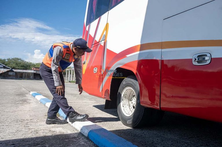 Petugas memeriksa ban angkutan bus mudik rute Palu-Toraja di Terminal Angkutan Darat Mamboro, Palu, Sulawesi Tengah, Rabu (3/4/2024). Dinas Perhubungan setempat menerapkan aturan inspeksi bagi setiap bus angkutan mudik sebelum mengangkut penumpang dan sebelum berangkat untuk memastikan kelayakan jalan dan kelancaran selama perjalanan. bmzIMAGES/Basri Marzuki