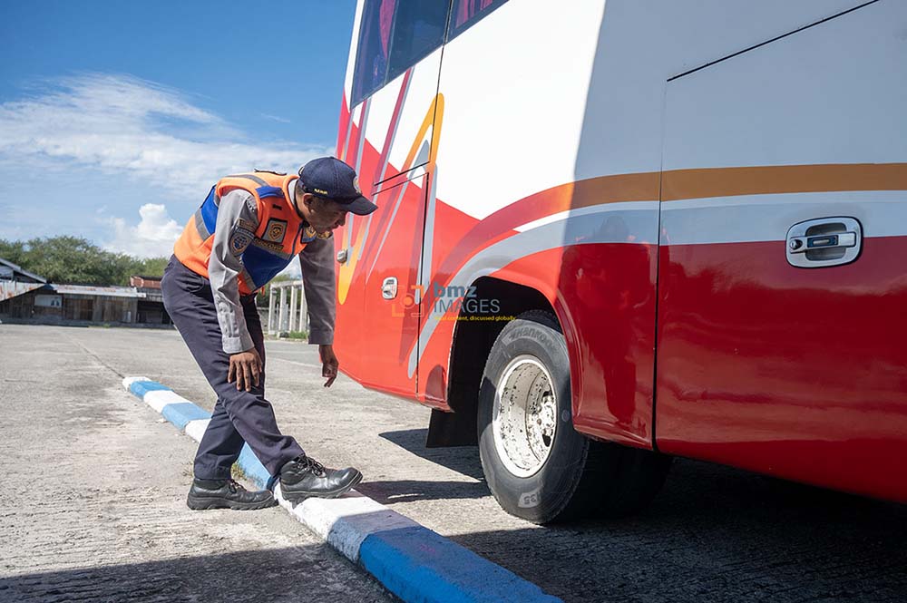 Petugas memeriksa ban angkutan bus mudik rute Palu-Toraja di Terminal Angkutan Darat Mamboro, Palu, Sulawesi Tengah, Rabu (3/4/2024). Dinas Perhubungan setempat menerapkan aturan inspeksi bagi setiap bus angkutan mudik sebelum mengangkut penumpang dan sebelum berangkat untuk memastikan kelayakan jalan dan kelancaran selama perjalanan. bmzIMAGES/Basri Marzuki