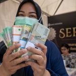 Warga menunjukkan uang rupiah pecahan kecil yang baru saja ditukarkan di kawasan layanan bersama penukaran uang di Palu, Sulawesi Tengah, Selasa (2/4/2024). Bank Indonesia Perwakilan Sulteng menginisiasi layanan penukaran uang bersama dengan melibatkan perbankan sebagai tanggapan atas tingginya minat masyarakat menukarkan uangnya menjelang lebaran Idul Fitri 1445 H. bmzIMAGES/Basri Marzuki