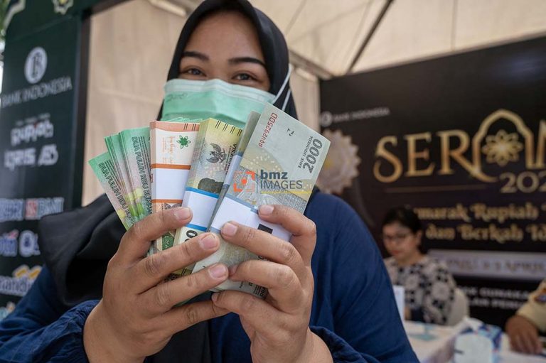 Warga menunjukkan uang rupiah pecahan kecil yang baru saja ditukarkan di kawasan layanan bersama penukaran uang di Palu, Sulawesi Tengah, Selasa (2/4/2024). Bank Indonesia Perwakilan Sulteng menginisiasi layanan penukaran uang bersama dengan melibatkan perbankan sebagai tanggapan atas tingginya minat masyarakat menukarkan uangnya menjelang lebaran Idul Fitri 1445 H. bmzIMAGES/Basri Marzuki