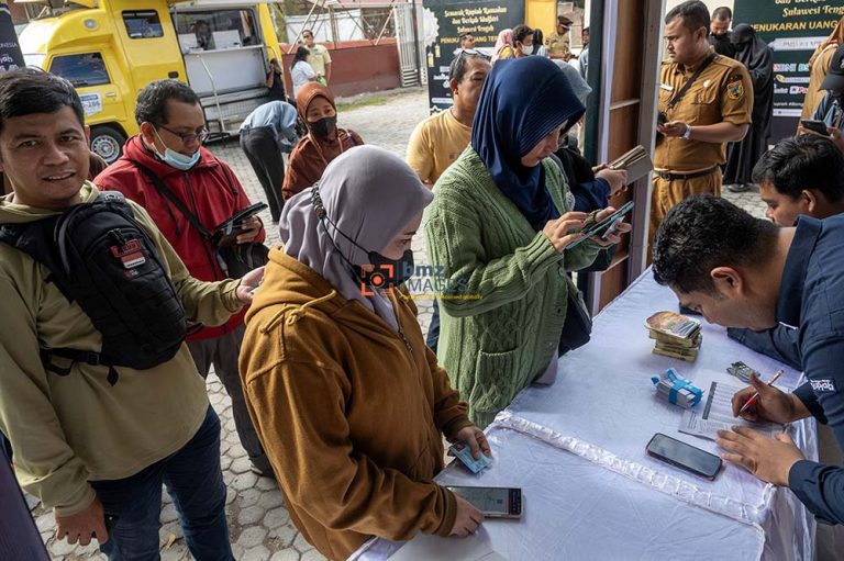 Petugas memverifikasi data warga yang akan menukarkan uangnya di kawasan layanan bersama penukaran uang di Palu, Sulawesi Tengah, Selasa (2/4/2024).