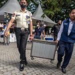 Layana bersama penukaran uang