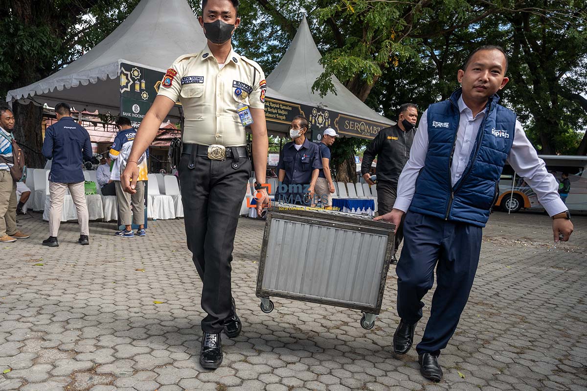 Layana bersama penukaran uang