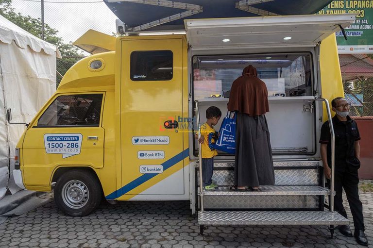 Warga bersama anaknya menukarkan uang pecahan kecil di kawasan layanan bersama penukaran uang di Palu, Sulawesi Tengah, Selasa (2/4/2024).
