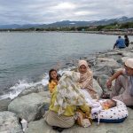 Pengunjung membawa bayinya saat berlibur di Pantai Kampung Nelayan di Palu, Sulawesi Tengah, Kamis (11/4/2024). Sejumlah tempat wisata pantai di wilayah itu ramai dikunjungi warga setempat untuk mengisi waktu liburan lebaran Idul Fitri. (bmzIMAGES/Basri Marzuki)