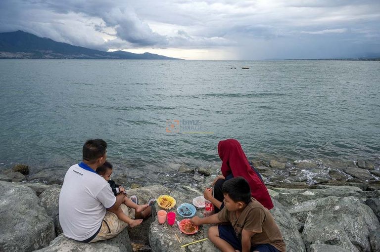 Pengunjung menikmati suasana sore saat berlibur di Pantai Kampung Nelayan di Palu, Sulawesi Tengah, Kamis (11/4/2024).