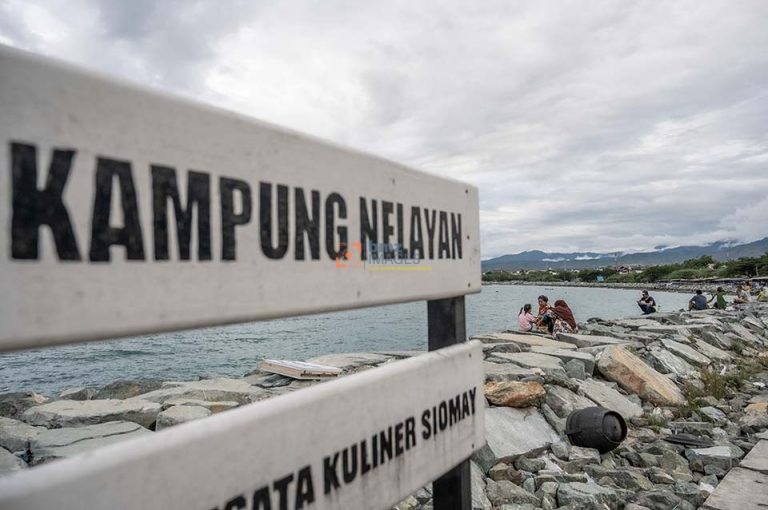 Pengunjung menikmati suasana sore saat berlibur di Pantai Kampung Nelayan di Palu, Sulawesi Tengah, Kamis (11/4/2024).