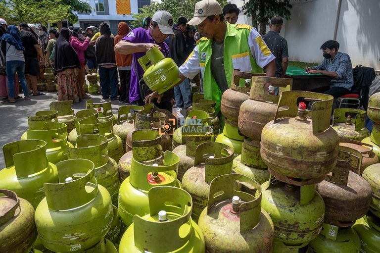 Warga mengambil gas tiga kilogram pada Operasi Pasar elpiji subsidi di Palu, Sulawesi Tengah, Senin (1/4/2024).
