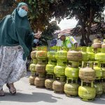 Warga menenteng gas tiga kilogram yang dibeli di Operasi Pasar elpiji subsidi di Palu, Sulawesi Tengah, Senin (1/4/2024). Operasi Pasar itu digelar untuk memudahkan warga mendapatkan elpiji dalam jumlah cukup sesuai harga eceran tertinggi dan menekan kecenderungan kenaikan harga akibat meningkatnya permintaan menjelang lebaran. bmzIMAGES/Basri Marzuki