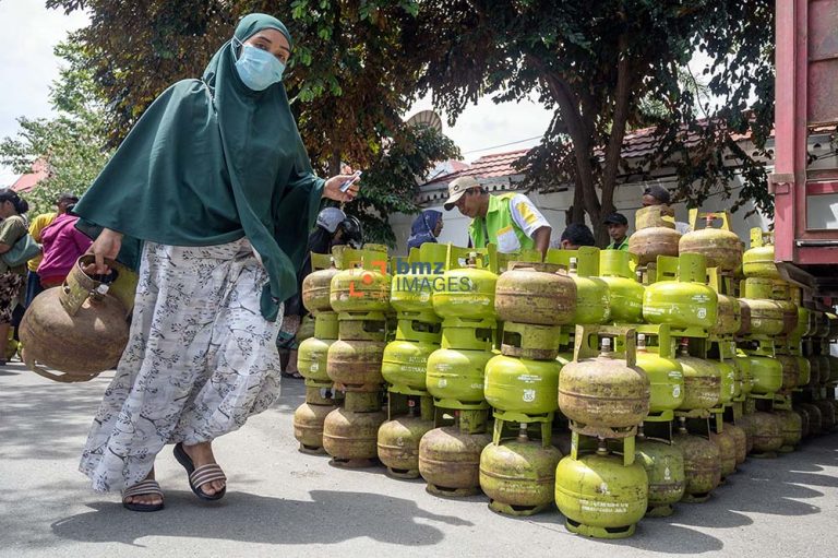 Warga menenteng gas tiga kilogram yang dibeli di Operasi Pasar elpiji subsidi di Palu, Sulawesi Tengah, Senin (1/4/2024). Operasi Pasar itu digelar untuk memudahkan warga mendapatkan elpiji dalam jumlah cukup sesuai harga eceran tertinggi dan menekan kecenderungan kenaikan harga akibat meningkatnya permintaan menjelang lebaran. bmzIMAGES/Basri Marzuki