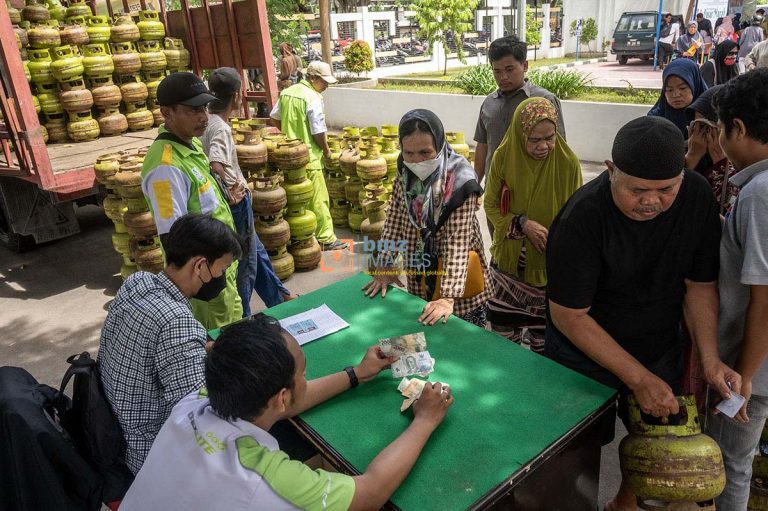 Petugas melayani warga yang antre untuk membeli gas tiga kilogram pada Operasi Pasar elpiji subsidi di Palu, Sulawesi Tengah, Senin (1/4/2024).