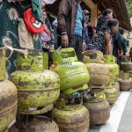 Warga antre untuk membeli gas tiga kilogram pada Operasi Pasar elpiji subsidi di Palu, Sulawesi Tengah, Senin (1/4/2024). Operasi Pasar itu digelar untuk memudahkan warga mendapatkan elpiji dalam jumlah cukup sesuai harga eceran tertinggi dan menekan kecenderungan kenaikan harga akibat meningkatnya permintaan menjelang lebaran. bmzIMAGES/Basri Marzuki