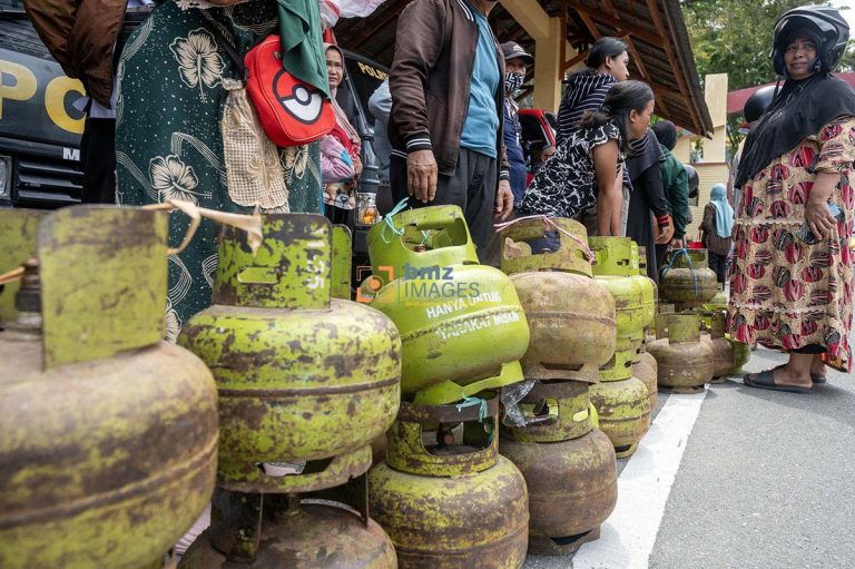 Warga antre untuk membeli gas tiga kilogram pada Operasi Pasar elpiji subsidi di Palu, Sulawesi Tengah, Senin (1/4/2024). Operasi Pasar itu digelar untuk memudahkan warga mendapatkan elpiji dalam jumlah cukup sesuai harga eceran tertinggi dan menekan kecenderungan kenaikan harga akibat meningkatnya permintaan menjelang lebaran. bmzIMAGES/Basri Marzuki