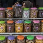 Pedagang menata kue-kue kering yang dijualnya di kawasn Pasar Tua Bambaru, Palu, Sulawesi Tengah, Minggu (31/3/2024). Menjelang lebaran Idu Fitri 1445 H, sejumlah pedagang kue kering musiman menjajakan kue-kuenya dengan harga yang bervariasi mulai Rp190 ribu hingga Rp250 ribu per toples, tergantung jenis kuenya. bmzIMAGES/Basri Marzuki
