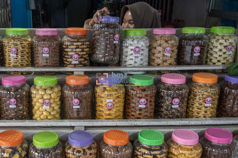 Pedagang menata kue-kue kering yang dijualnya di kawasn Pasar Tua Bambaru, Palu, Sulawesi Tengah, Minggu (31/3/2024). Menjelang lebaran Idu Fitri 1445 H, sejumlah pedagang kue kering musiman menjajakan kue-kuenya dengan harga yang bervariasi mulai Rp190 ribu hingga Rp250 ribu per toples, tergantung jenis kuenya. bmzIMAGES/Basri Marzuki
