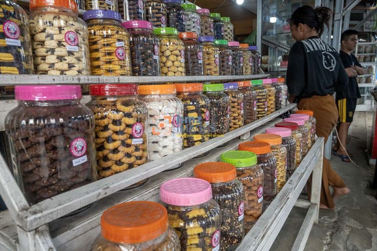 Pedagang kue-kue kering musiman menunggui pembeli di salah satu ruas jalan di Palu, Sulawesi Tengah, Minggu (31/3/2024).