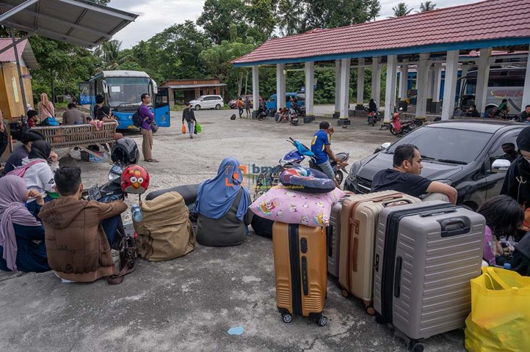 Sejumlah pemudik menunggu jadwal pemberangkatan bus antarkota antarprovinsi (AKAP) rute Palu-Makassar di Terminal Angkutan Darat Tipo, Palu, Sulawesi Tengah, Minggu (7/4/2024).