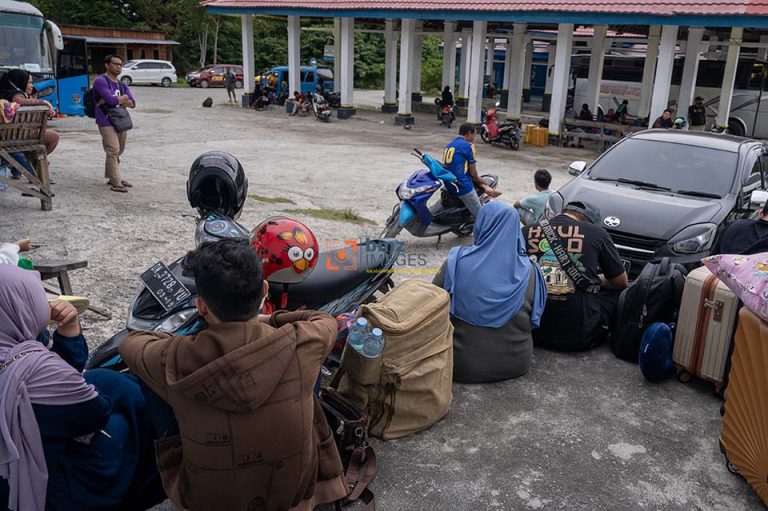 Sejumlah pemudik menunggu jadwal pemberangkatan bus antarkota antarprovinsi (AKAP) rute Palu-Makassar di Terminal Angkutan Darat Tipo, Palu, Sulawesi Tengah, Minggu (7/4/2024).