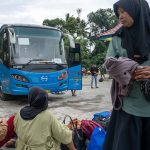 Sejumlah pemudik menunggu jadwal pemberangkatan bus antarkota antarprovinsi (AKAP) rute Palu-Makassar di Terminal Angkutan Darat Tipo, Palu, Sulawesi Tengah, Minggu (7/4/2024). Keberangkatan bus angkutan mudik dari Palu menuju berbagai daerah di Sulawesi Selatan itu adalah yang terakhir karena mempertimbangkan waktu tempuh yang bisa mencapai 24 jam dalam keadaan normal. bmzIMAGES/Basri Marzuki