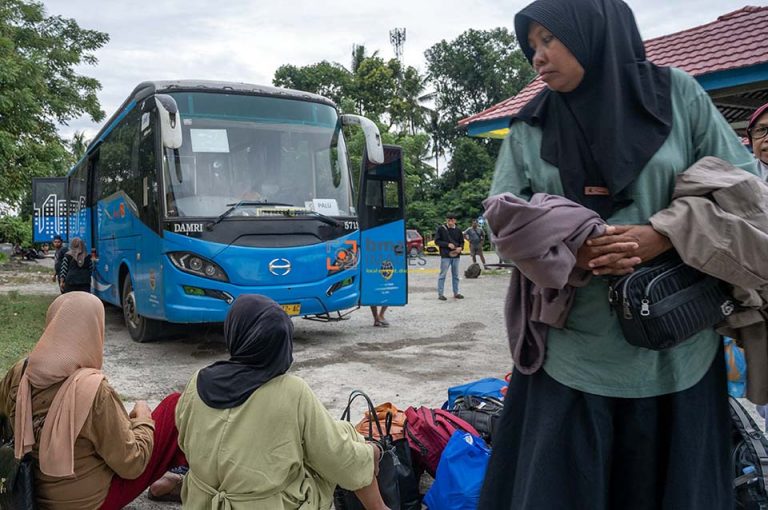 Sejumlah pemudik menunggu jadwal pemberangkatan bus antarkota antarprovinsi (AKAP) rute Palu-Makassar di Terminal Angkutan Darat Tipo, Palu, Sulawesi Tengah, Minggu (7/4/2024). Keberangkatan bus angkutan mudik dari Palu menuju berbagai daerah di Sulawesi Selatan itu adalah yang terakhir karena mempertimbangkan waktu tempuh yang bisa mencapai 24 jam dalam keadaan normal. bmzIMAGES/Basri Marzuki
