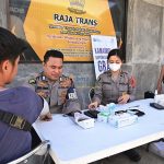 Petugas kesehatan memeriksa kesehatan seorang penumpang yang akan mudik melalui angkutan darat di salah satu biro angkutan di Palu, Sulawesi Tengah, Kamis (4/4/2024). PT Jasa Raharja bersama Unit Dokkes Polda Sulteng proaktif mendatangi biro-biro pengangkutan dan membuka layanan pemeriksaan kesehatan gratis kepada penumpang mudik untuk menjamin kelancaran, kenyamanan dan keamanan selama mudik lebaran. bmzIMAGES/Basri Marzuki