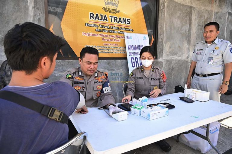Petugas kesehatan memeriksa kesehatan seorang penumpang yang akan mudik melalui angkutan darat di salah satu biro angkutan di Palu, Sulawesi Tengah, Kamis (4/4/2024). PT Jasa Raharja bersama Unit Dokkes Polda Sulteng proaktif mendatangi biro-biro pengangkutan dan membuka layanan pemeriksaan kesehatan gratis kepada penumpang mudik untuk menjamin kelancaran, kenyamanan dan keamanan selama mudik lebaran. bmzIMAGES/Basri Marzuki