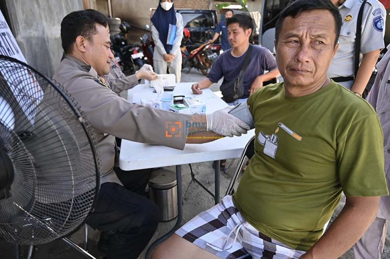 Petugas kesehatan memeriksa kesehatan seorang penumpang yang akan mudik melalui angkutan darat di Palu, Sulawesi Tengah, Kamis (4/4/2024).