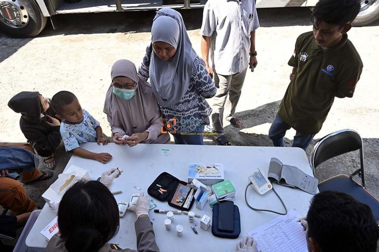 Petugas kesehatan memeriksa kesehatan seorang penumpang yang akan mudik melalui angkutan darat di Palu, Sulawesi Tengah, Kamis (4/4/2024).